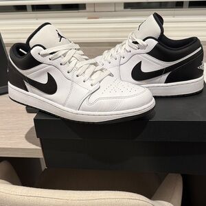 Nike White and Black Low-Top Sneakers